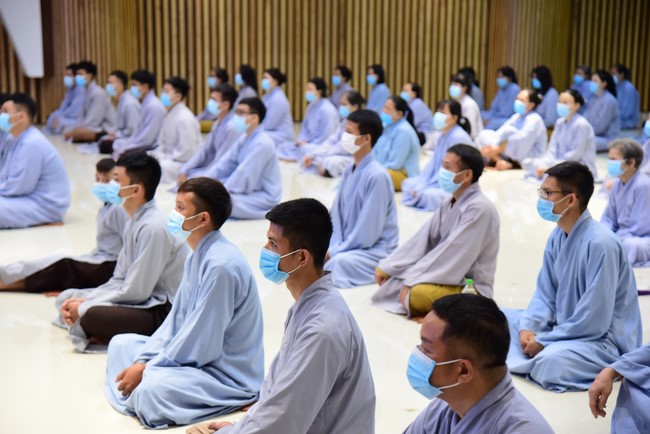 Taking comments to complete recording visual images in the rain season retreat